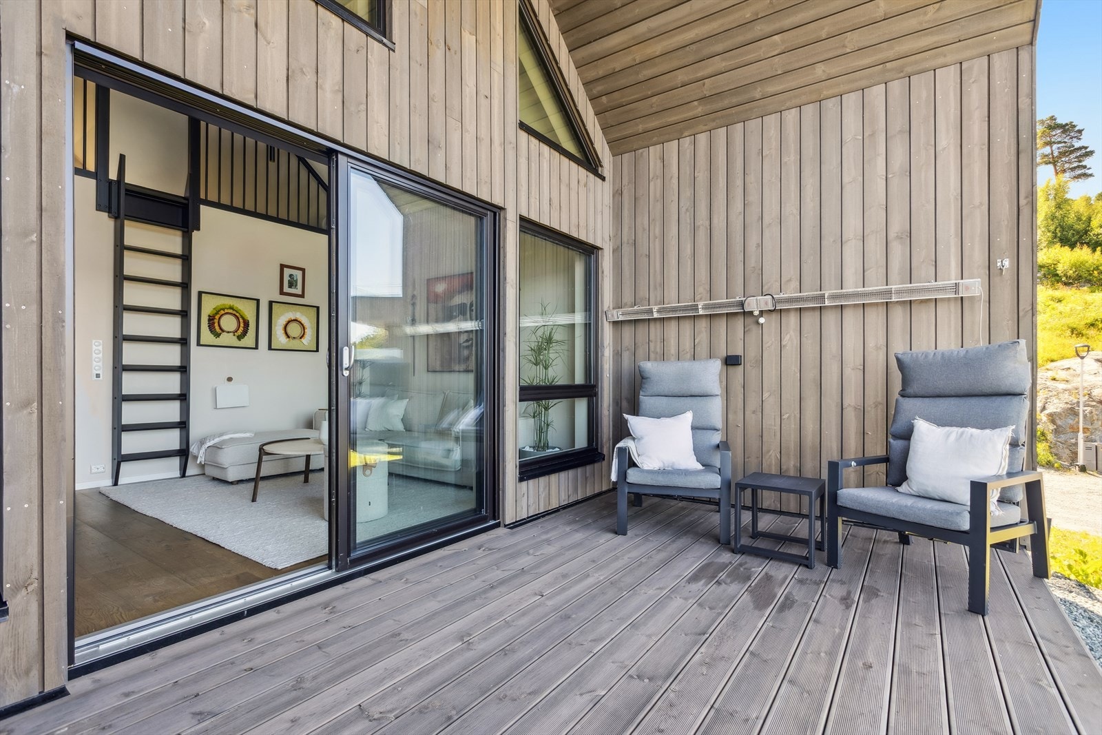 Ved hyttene er det sandstrand med hvor solen står direkte inn hele dagen på godværsdagene sommerstid og det er etablert marina. Galleribilde