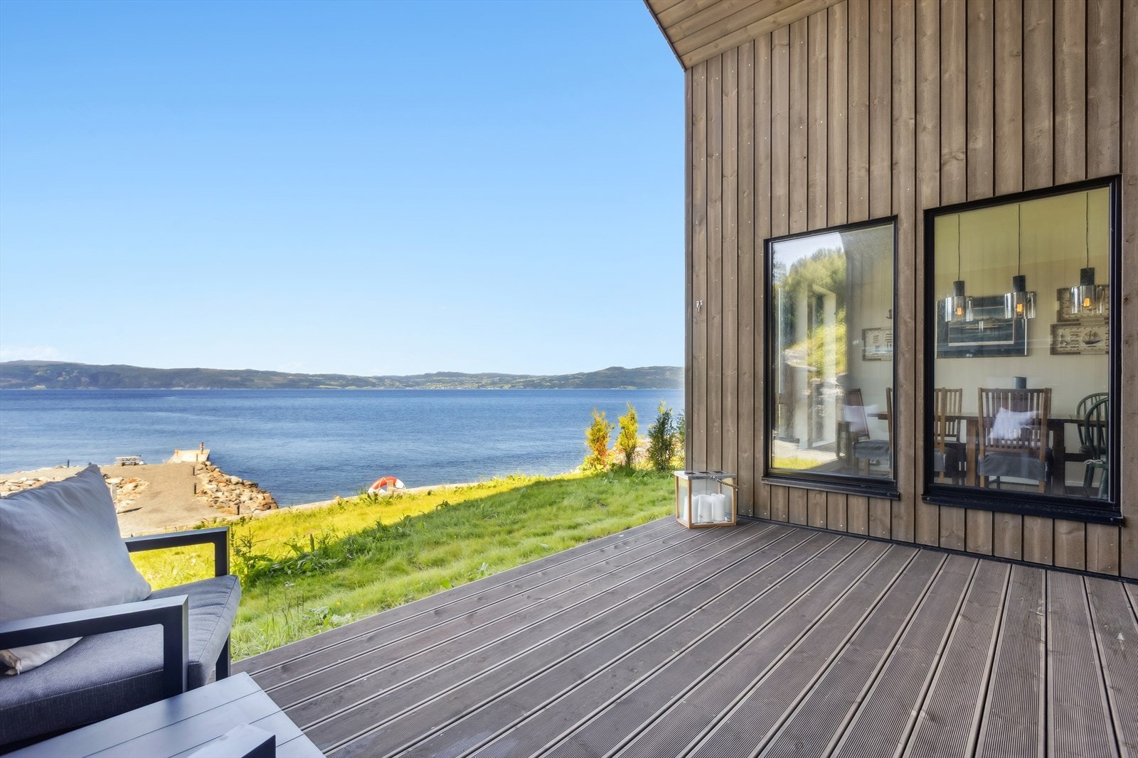Den overbygde terrassen gir en lun og skjermet uteplass, hvor du kan nyte fjordutsikten i all slags vær. Galleribilde