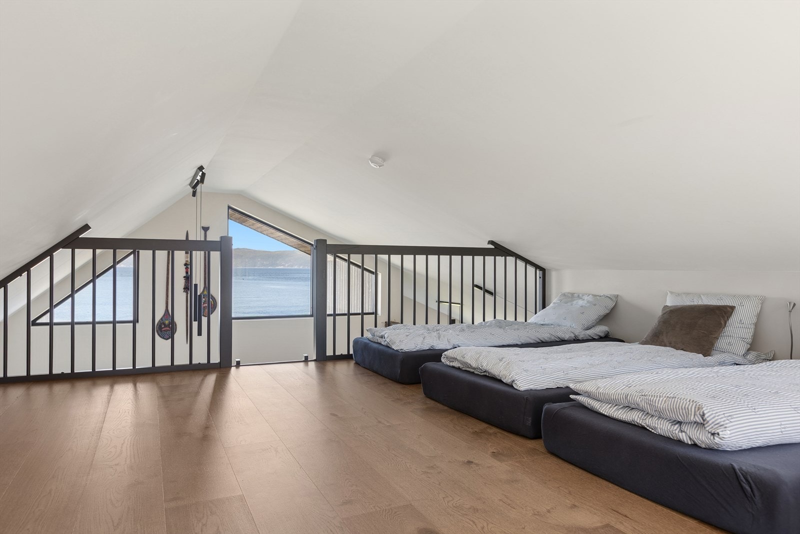 Det er også fire soveplasser på hemsen! Hemsen er ikke målbart areal eller å anse som oppholdsrom, men har høy bruksverdi. Galleribilde