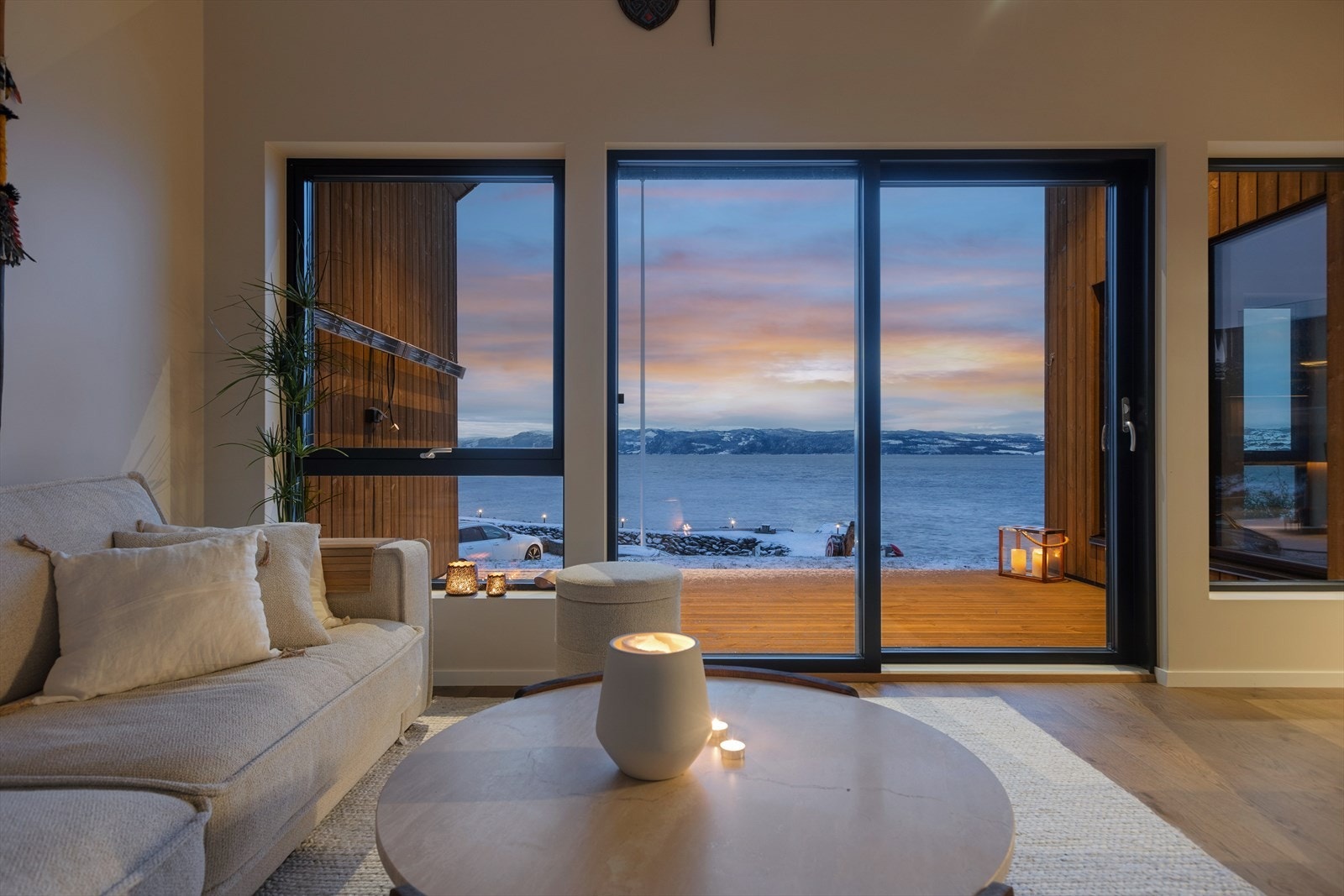 Et bokstavelig talt steinkast fra sjøen. Langstrakt og uhindret sjøutsikt. Gode solforhold. Her ligger alt til rette for trivsel og moro for store og små. Galleribilde