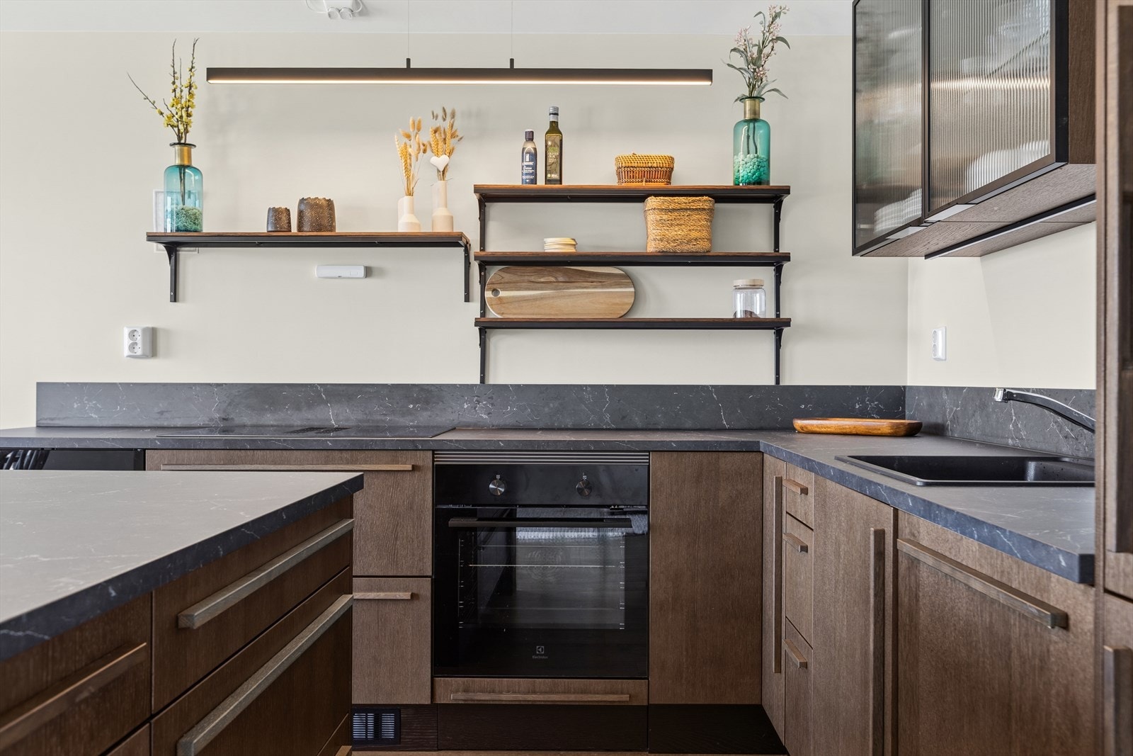 Kjøkkenet skaper en utsøkt plass å lage mat - perfekt for både hverdagsretter og kulinariske øyeblikk Galleribilde