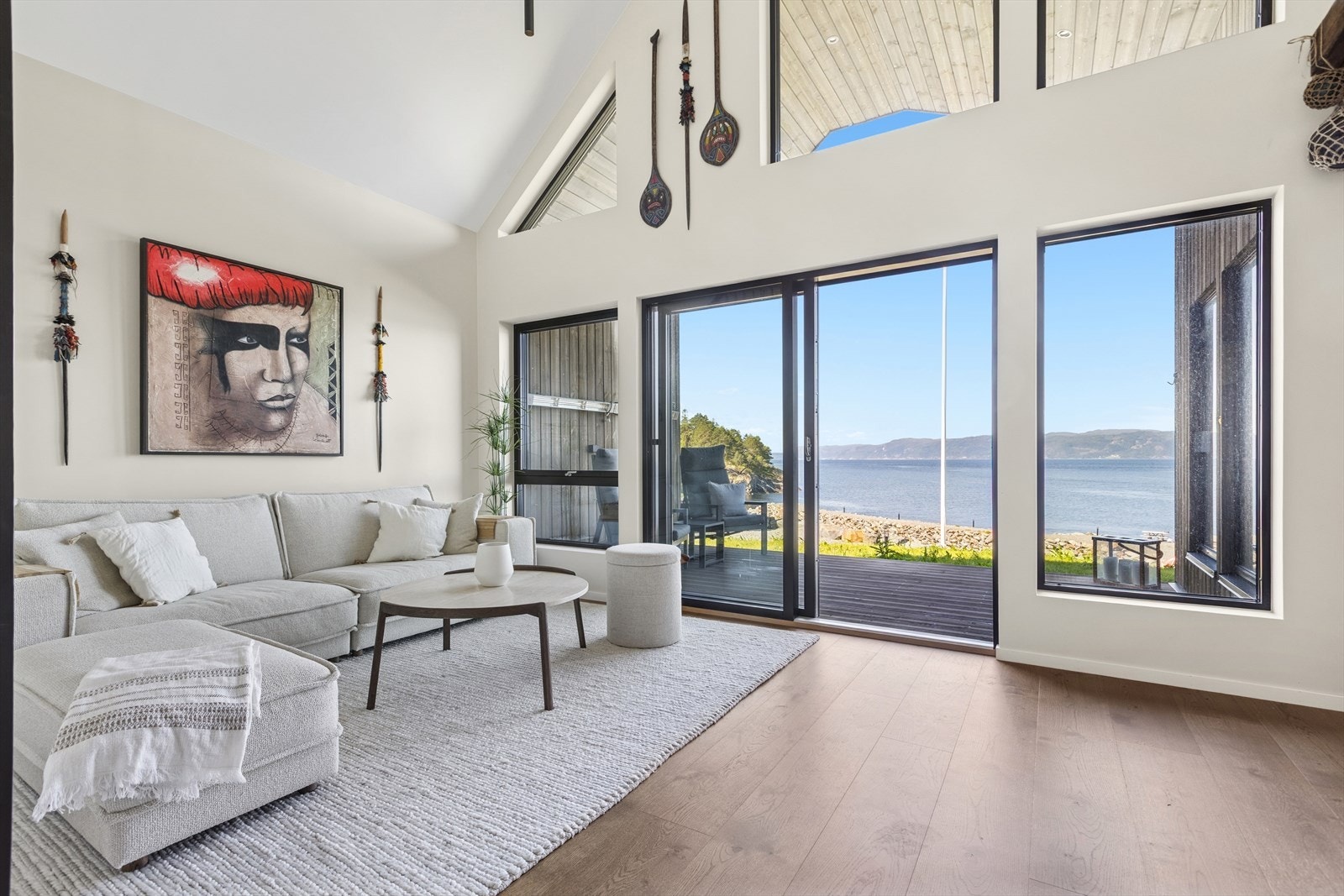 Boligen har en ettertraktet hjørnebeliggenhet i frontlinje mot fjorden. Galleribilde