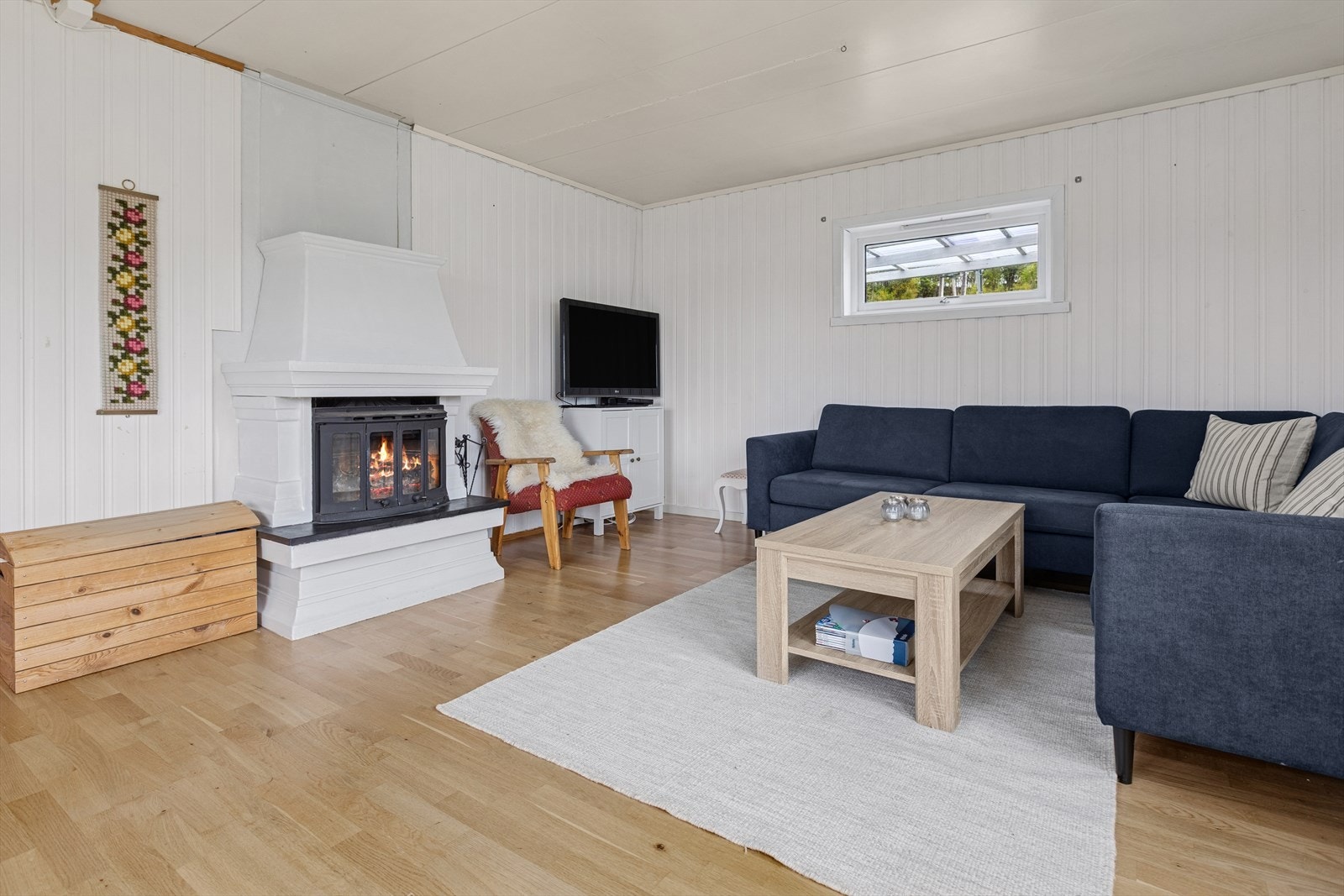 Lys og romslig stue. Hytta selges fullt møblert og utstyrt, slik at du kan flytte rett inn fra første dag. Det eneste som ikke medfølger er verktøy og personlige eiendeler. Galleribilde