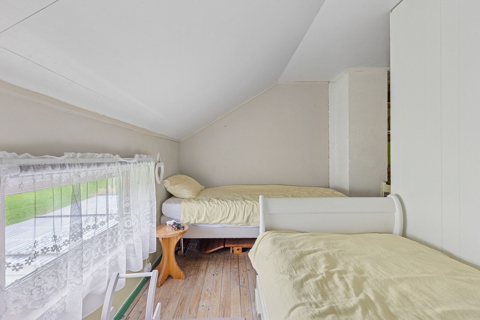 I 2020 ble det montert nye veggplater på rommet. Det ble også montert nye, profilerte fabrikkmalte dører i 2024. Galleribilde