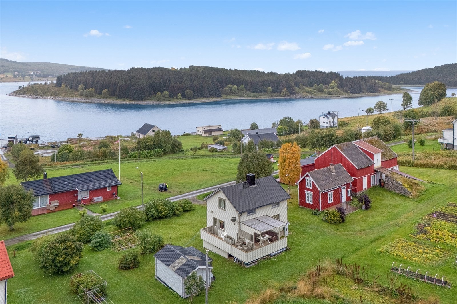 Velkommen til Kjøtta 59 - En idyllisk fritidsbolig over to plan ved havet, kun 15 minutters hurtigbåttur fra Harstad. Her kan du overta huset og inventaret slik det er og flytte rett inn! Galleribilde