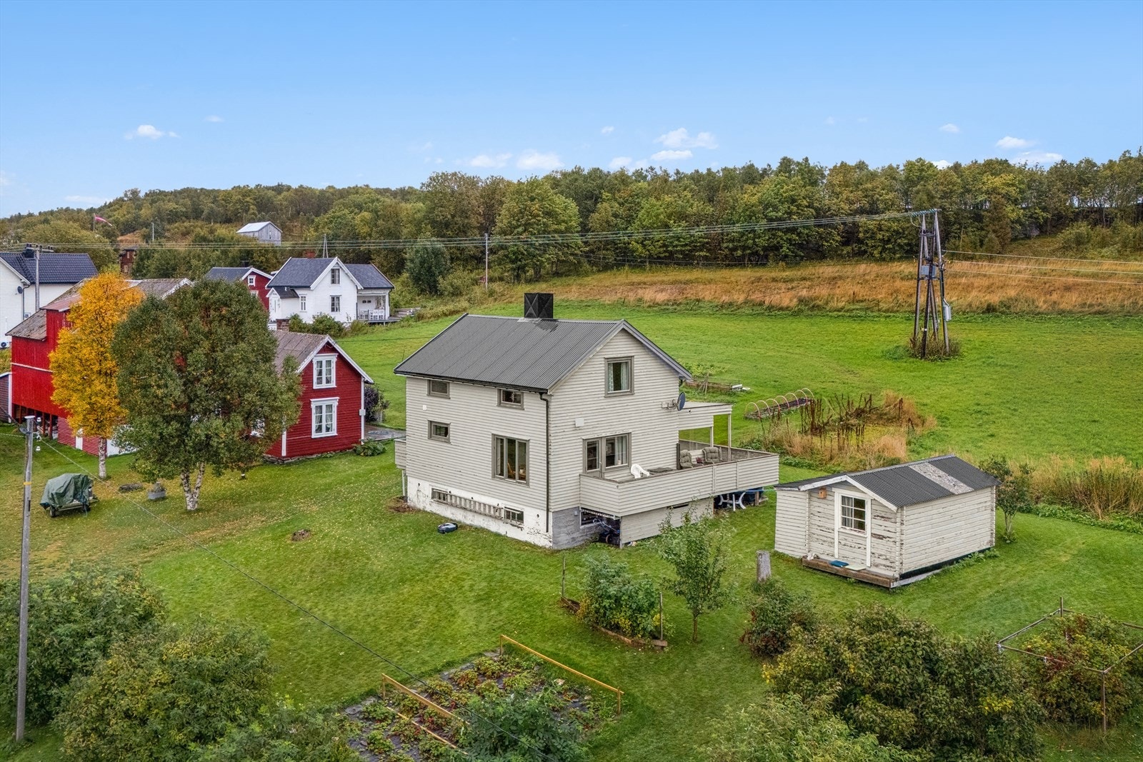 På Kjøtta får man rolige og trygge omgivelser med vakker natur og flotte turområder rett utenfor døren i tillegg til kort vei til både lekeplass og fine badeplasser. Galleribilde