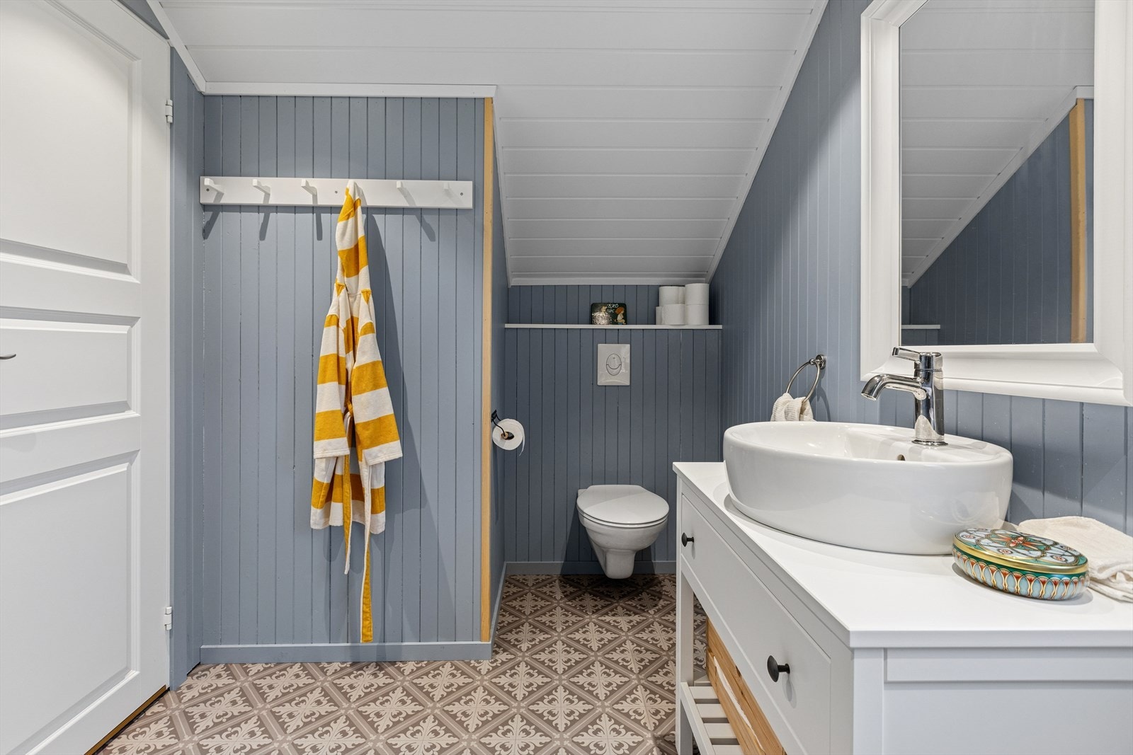 Badet er utstyrt med blant annet varme i gulv, vegghengt toalett, opplegg for vaskemaskin og bolleservant. Galleribilde