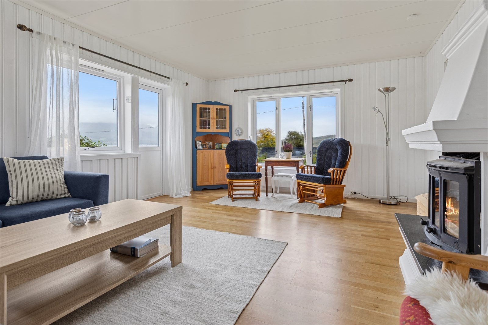 De store vindusflatene gir rikelig med naturlig lysinnslipp og gir samtidig flott utsikt mot havet. Galleribilde