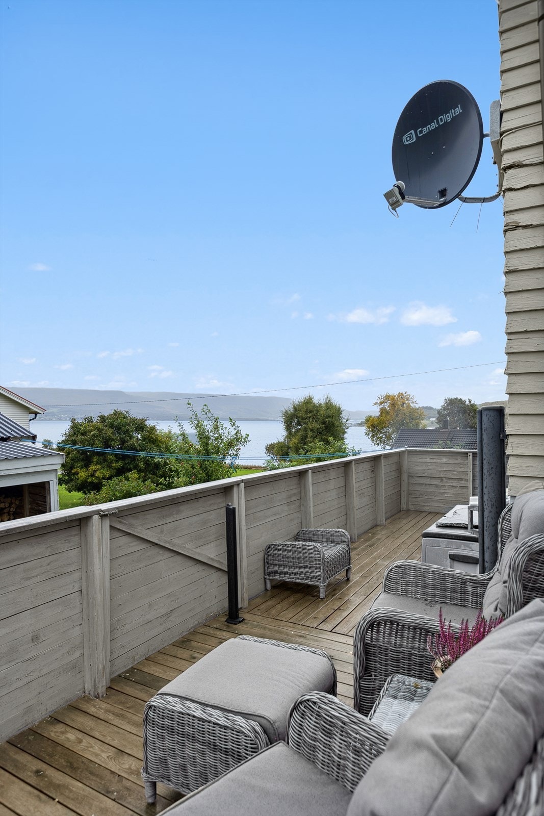 Verandaen er sørvest vendt og byr på gode solforhold fra dag til kveld. Galleribilde