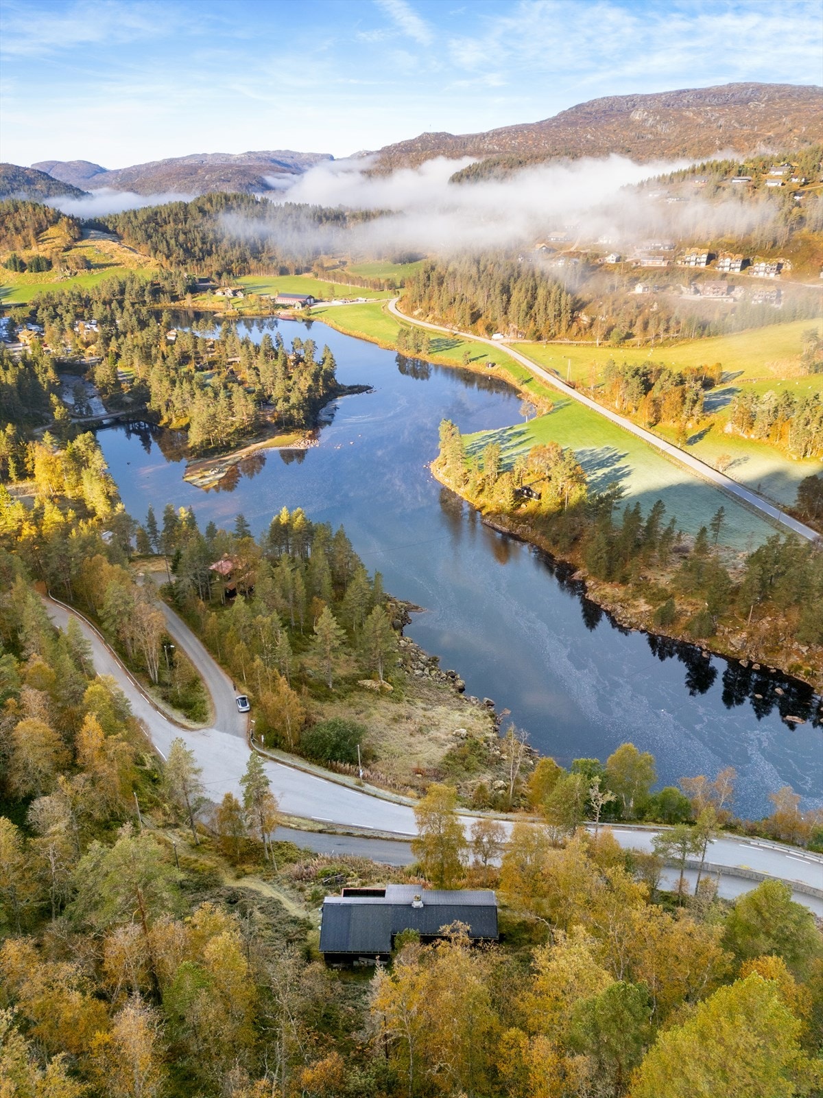 Neseveien 2
Beliggende med flott utsikt ovenfor veien som går mellom Sageneset og Nesset sentralt i Sirdal. Her har man enkel tilgang til skiløypene, både oppover Solheimsdalen, nedover til Tjørhom og til Furåsen. Galleribilde