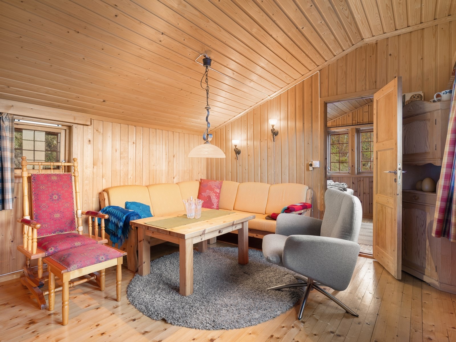 Hytta er påbygget i 2004 med stue og et ekstra soverom. Galleribilde