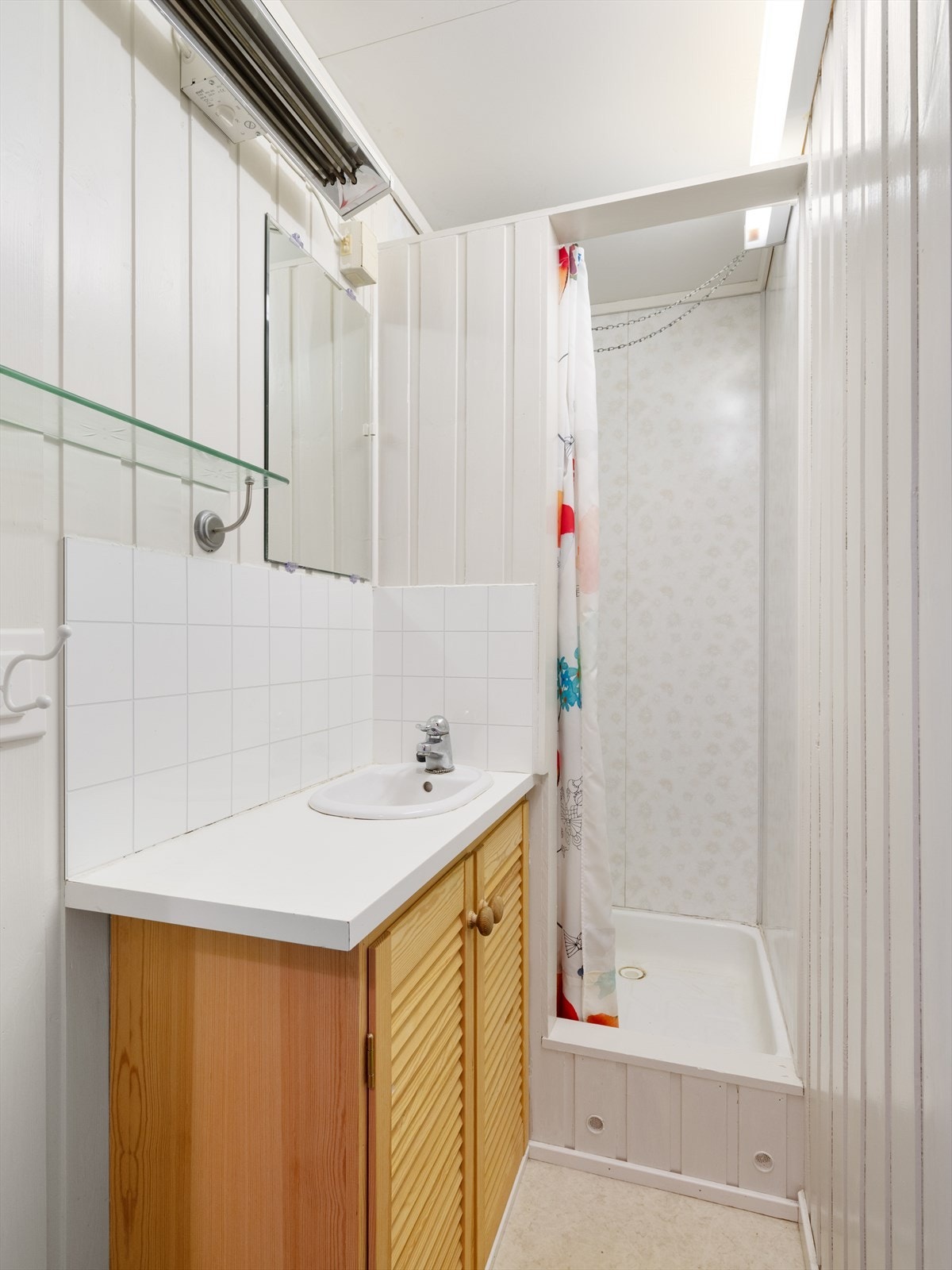 Bad med vask og dusj. Galleribilde