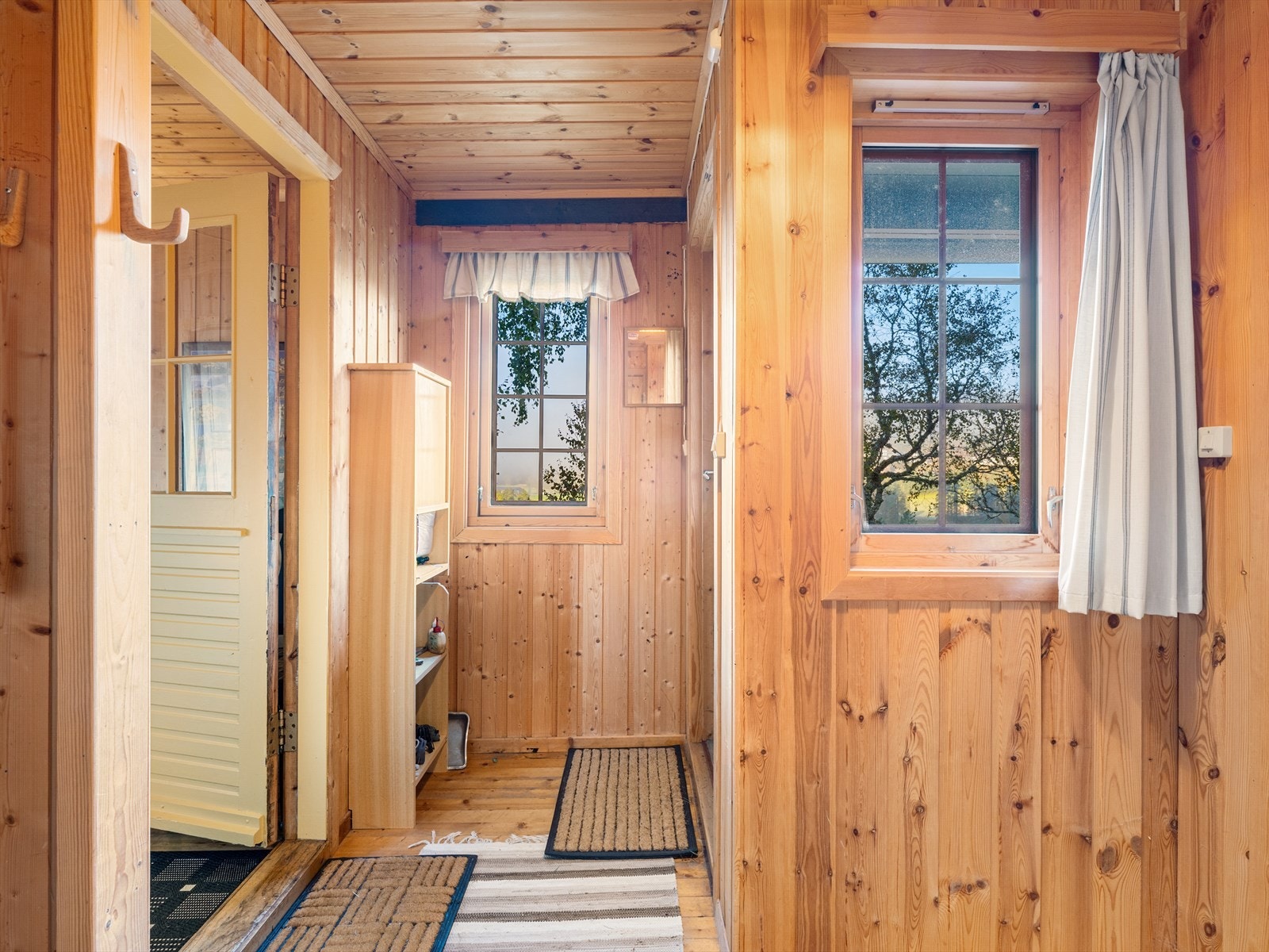 Entre/gang med plass til klær og sko. Galleribilde