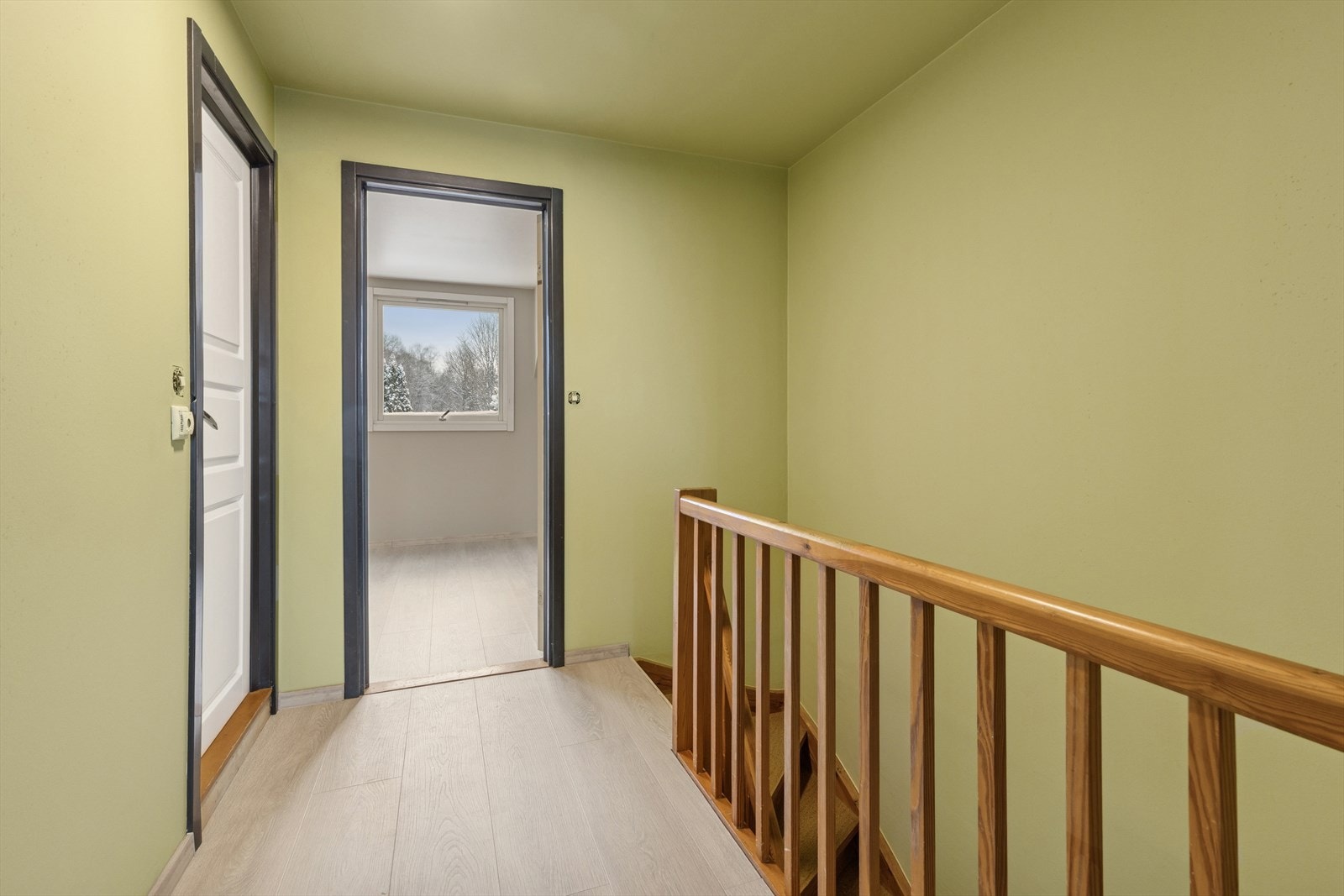 Det bemerkes at alle elektriske kontaktpunkter i boligen mangler deksler og brytere. Ny eier må derfor påregne kostnader knyttet til bytte av dette. Galleribilde