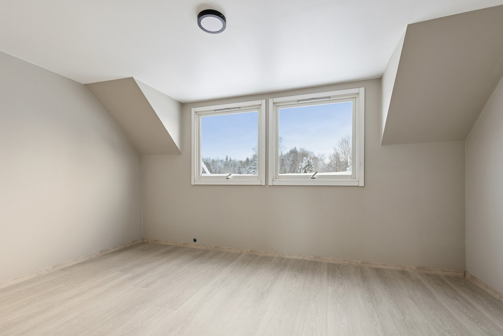 I boligens øverste etasje er de tre romslige soverommene samlet, noe som gir en familievennlig løsning med praktisk nærhet til baderommet. Galleribilde