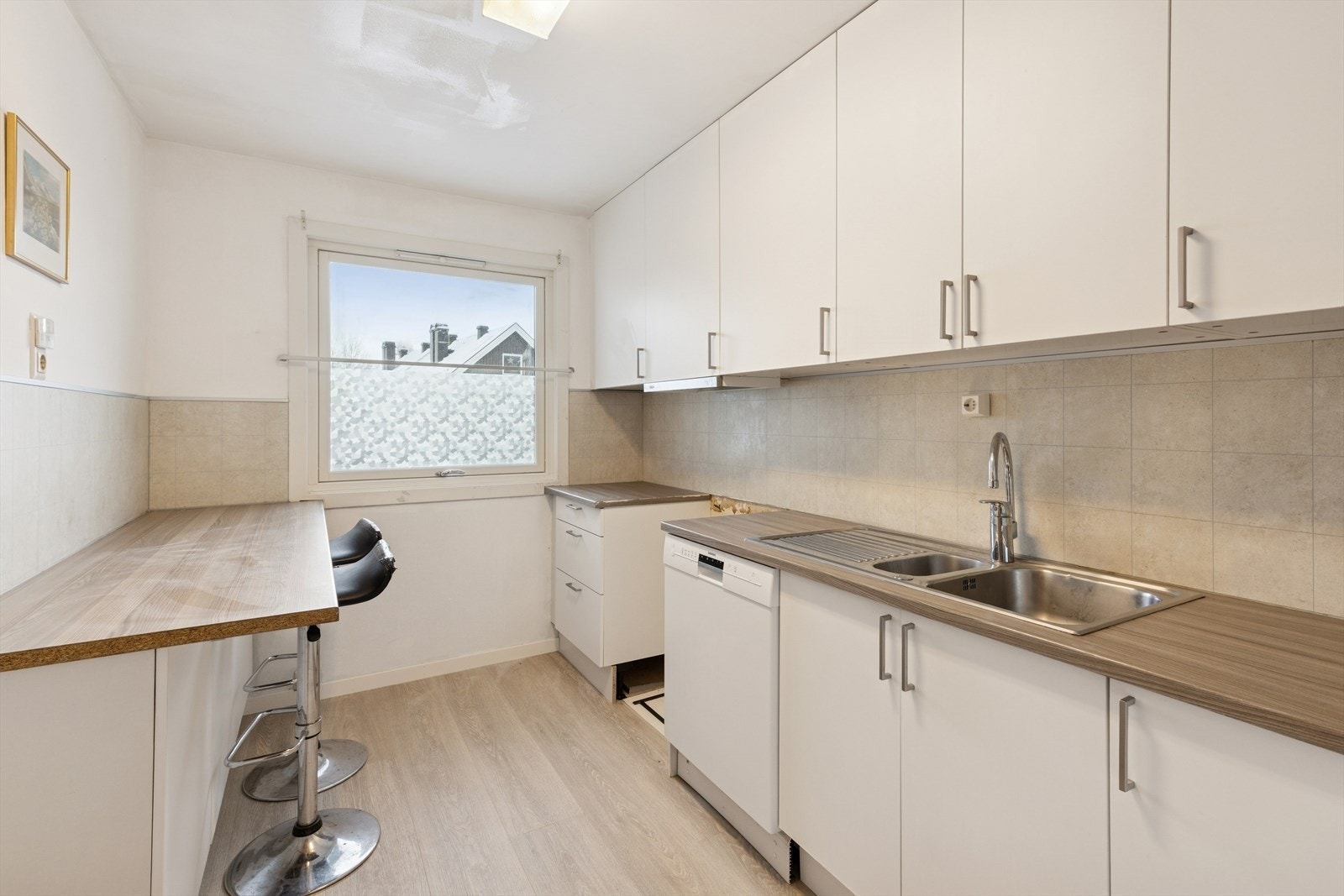 Kjøkkenet ligger adskilt i eget rom. Galleribilde