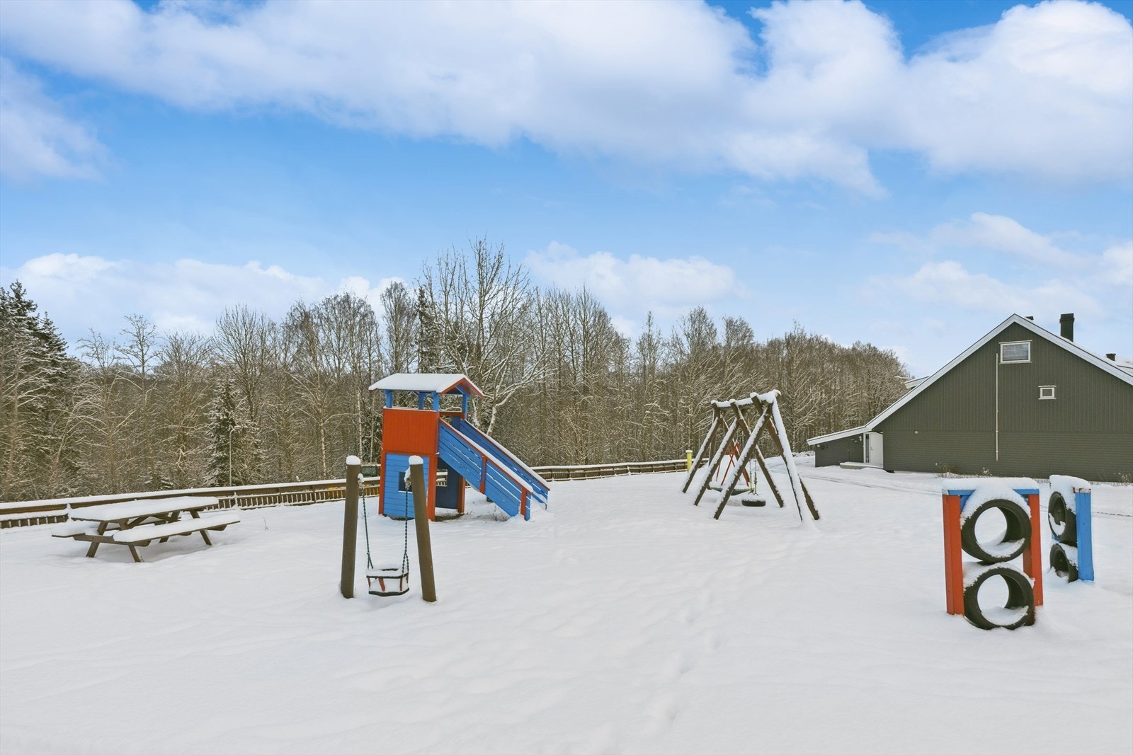 Borettslaget er pent opparbeidet med asfalterte internveier, plen, beplantning, lekeplasser og sittegrupper. Galleribilde