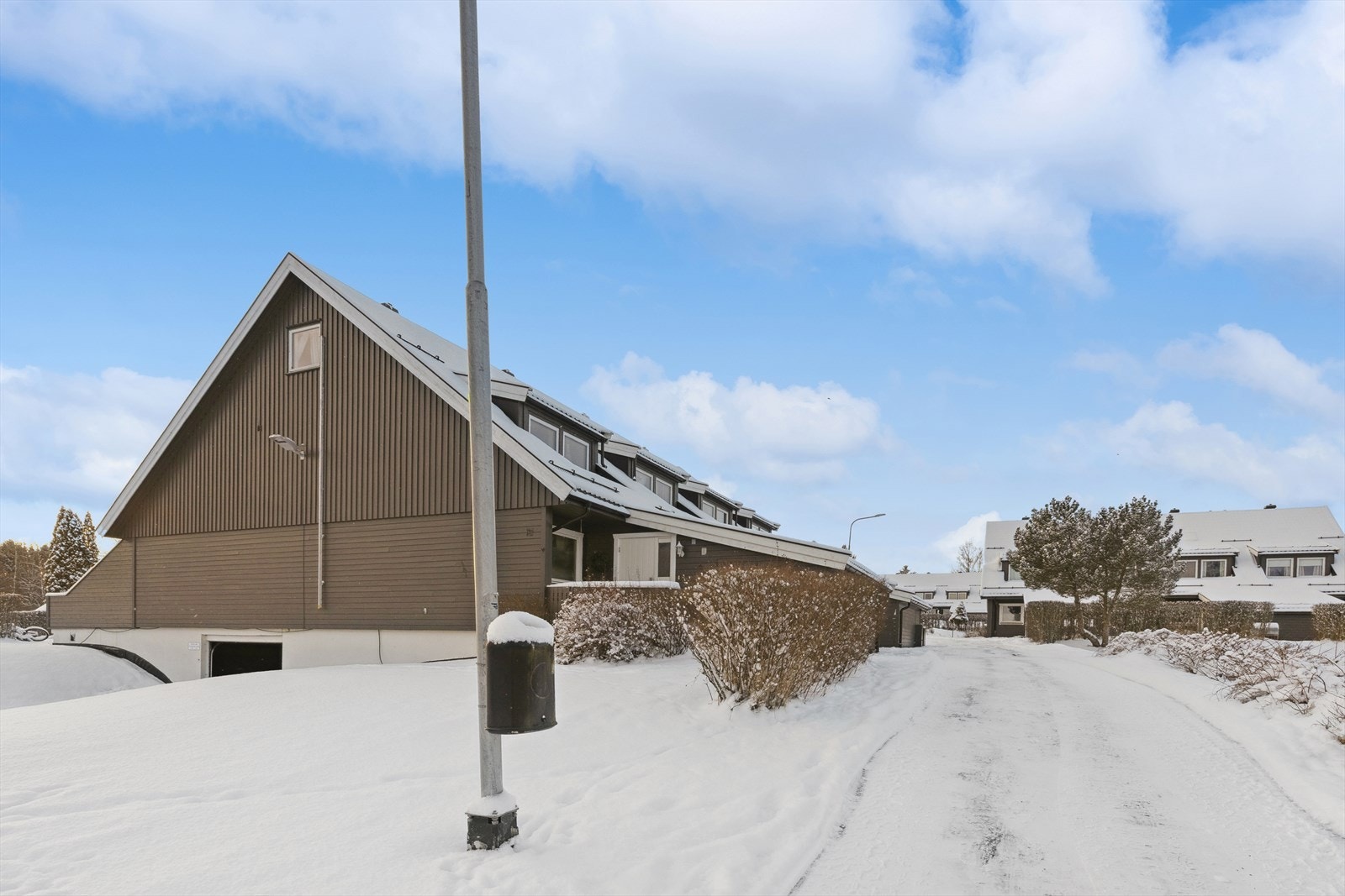 Det følger med en garasjeplass i felles garasje under boligene. Plassen er merket med 16 C. Galleribilde