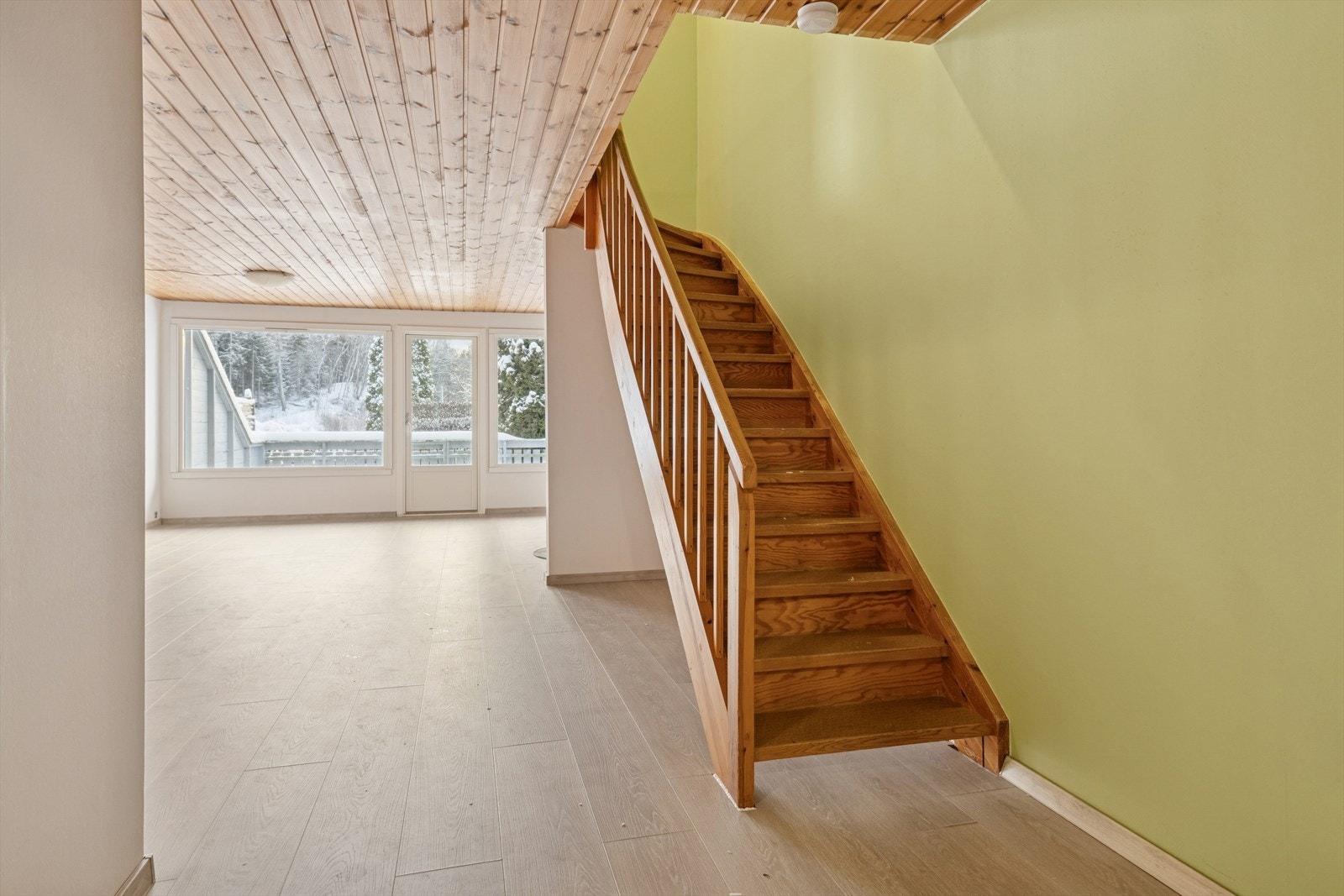 Boligen strekker seg over to etasjeplan med en familievennlig planløsning. Praktiske lagringsmuligheter er ivaretatt med både innvendig og utvendig bod i første etasje. Galleribilde