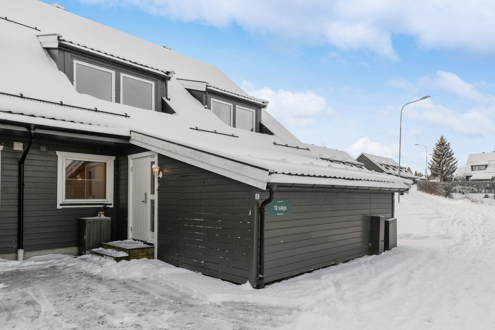 Ved inngangspartiet er det en fin og praktisk utebod hvor man kan oppbevare ski, barnevogn og sykler. Galleribilde