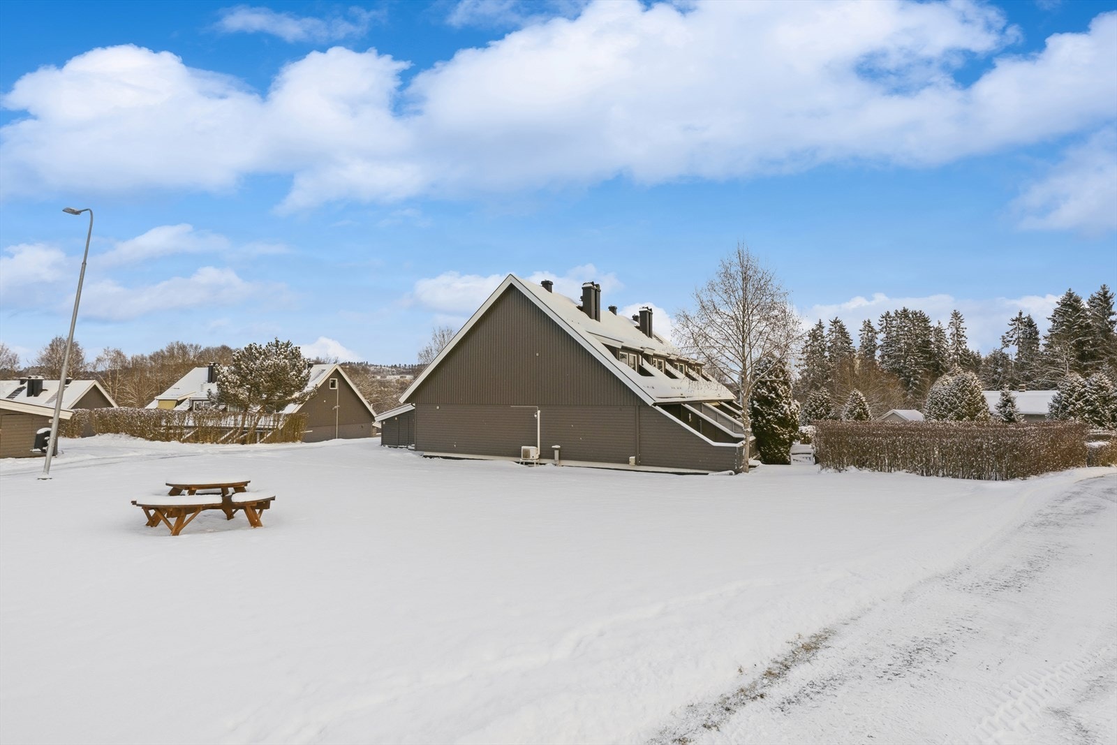 Borettslaget er pent opparbeidet med asfalterte internveier, plen, beplantning, lekeplasser og sittegrupper. Galleribilde