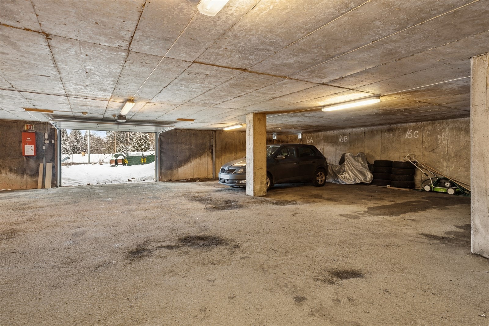 Det følger med en garasjeplass i felles garasje under boligene. Plassen er merket med 16 C. Galleribilde