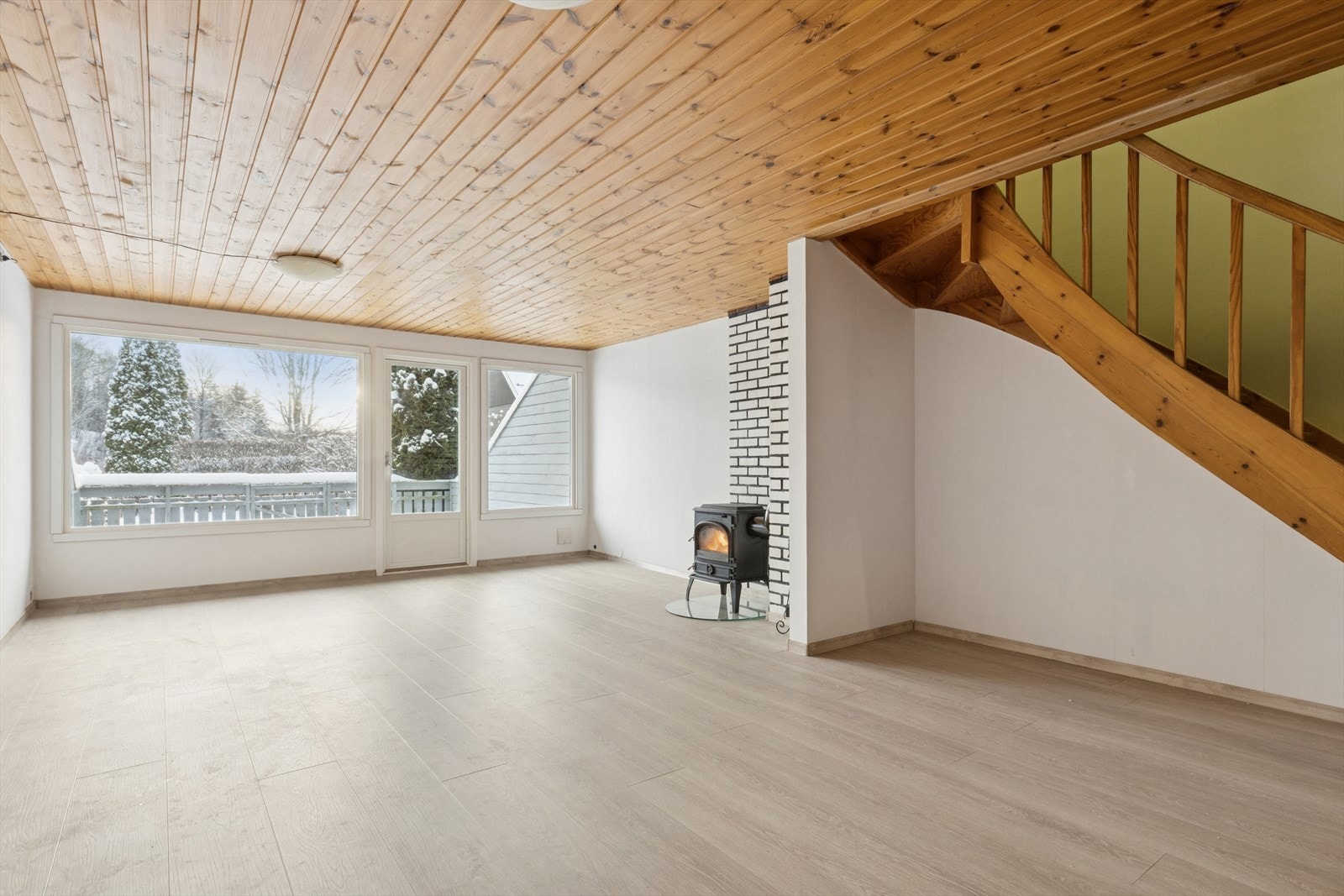 Lys og fin stue med store vindusflater som gir et trivelig innemiljø. Galleribilde