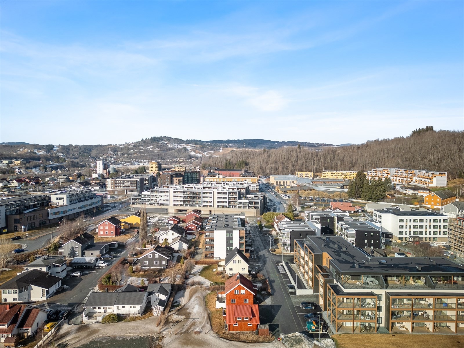 Beliggenheten er sentral, i kort gangavstand til toget, treningssentre, Melhustorget kjøpesenter med flere butikker og en rekke spisesteder og mye mer. Galleribilde