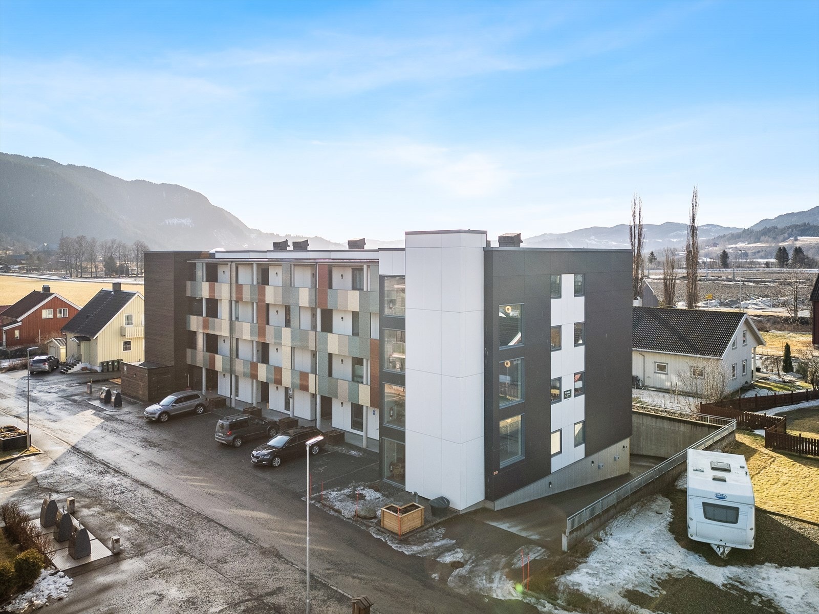 Utenfor inngangsparti er det svalgang med takoverbygg. Galleribilde