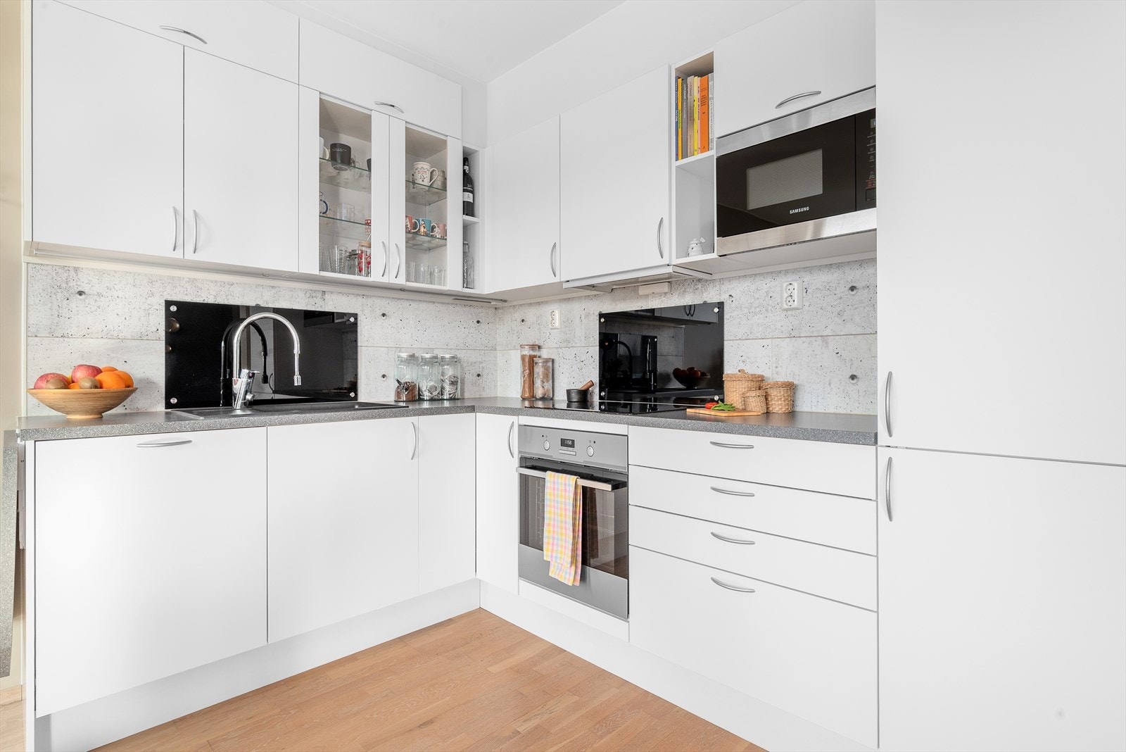 Av integrerte hvitevarer har leiligheten komfyr, stekeovn, micro, kjøleskap og oppvaskmaskin. Galleribilde