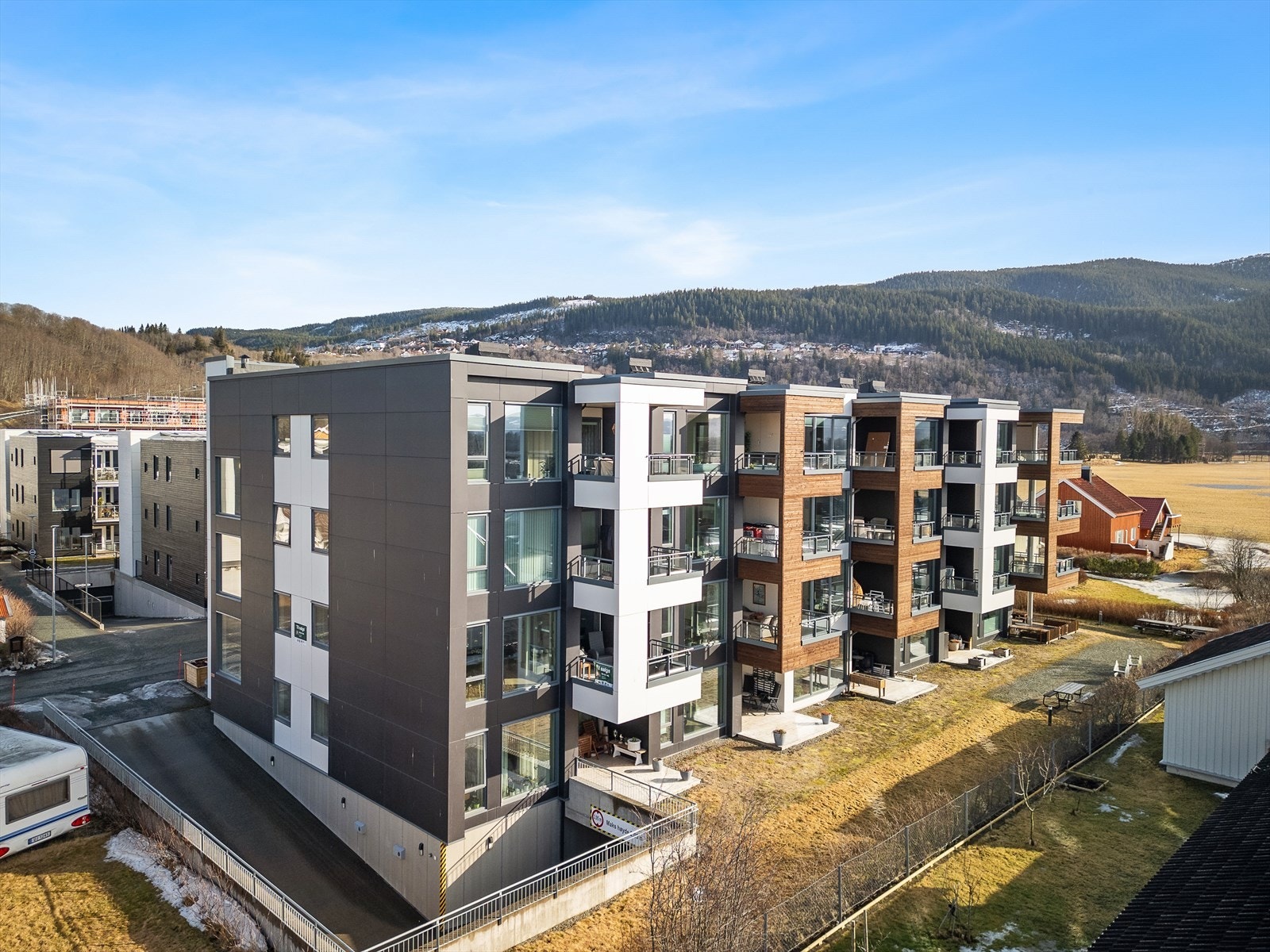 Leiligheten ligger i byggets 2. etasje med heisadkomst. Galleribilde