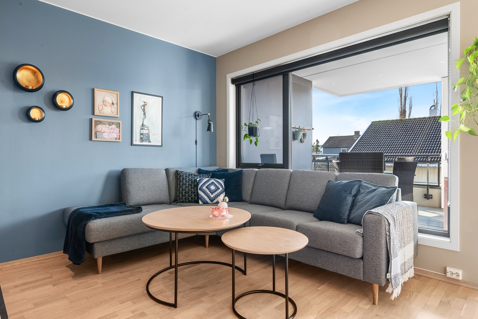 Leiligheten har store vindusflater som gir godt med naturlig lysinnslipp. Galleribilde