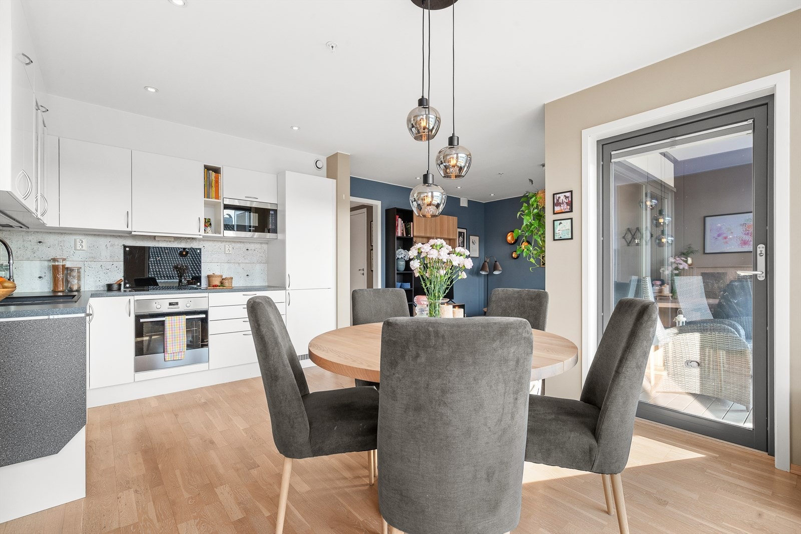 Her er det god plass til spisebord hvor gode måltider kan nytes! Galleribilde