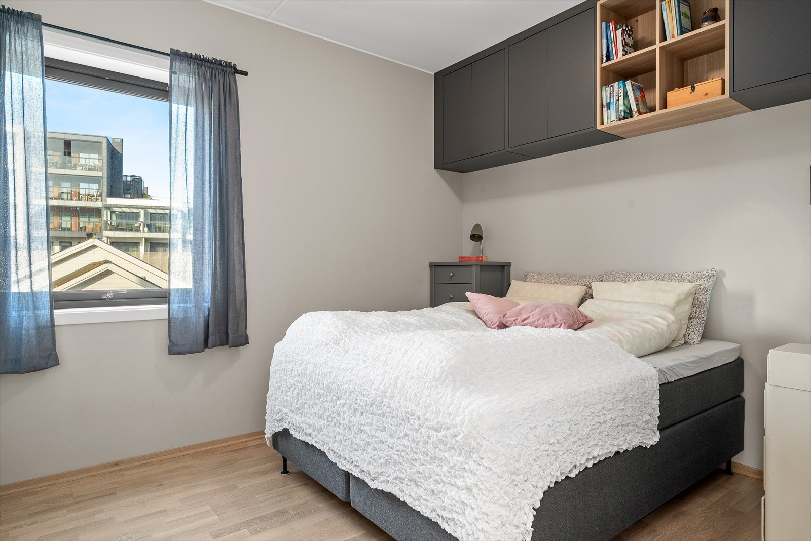 Leiligheten har to gode soverom, hvor hovedsoverom har god plass til dobbeltseng og annet møblement om ønskelig. Galleribilde