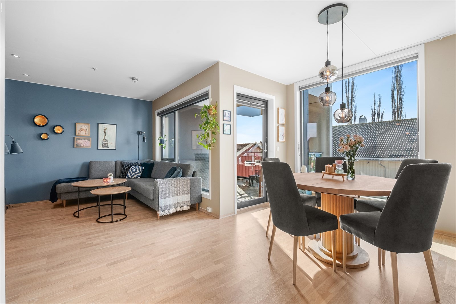 Fra stue/spisestue er det direkte utgang til terrassen. Galleribilde