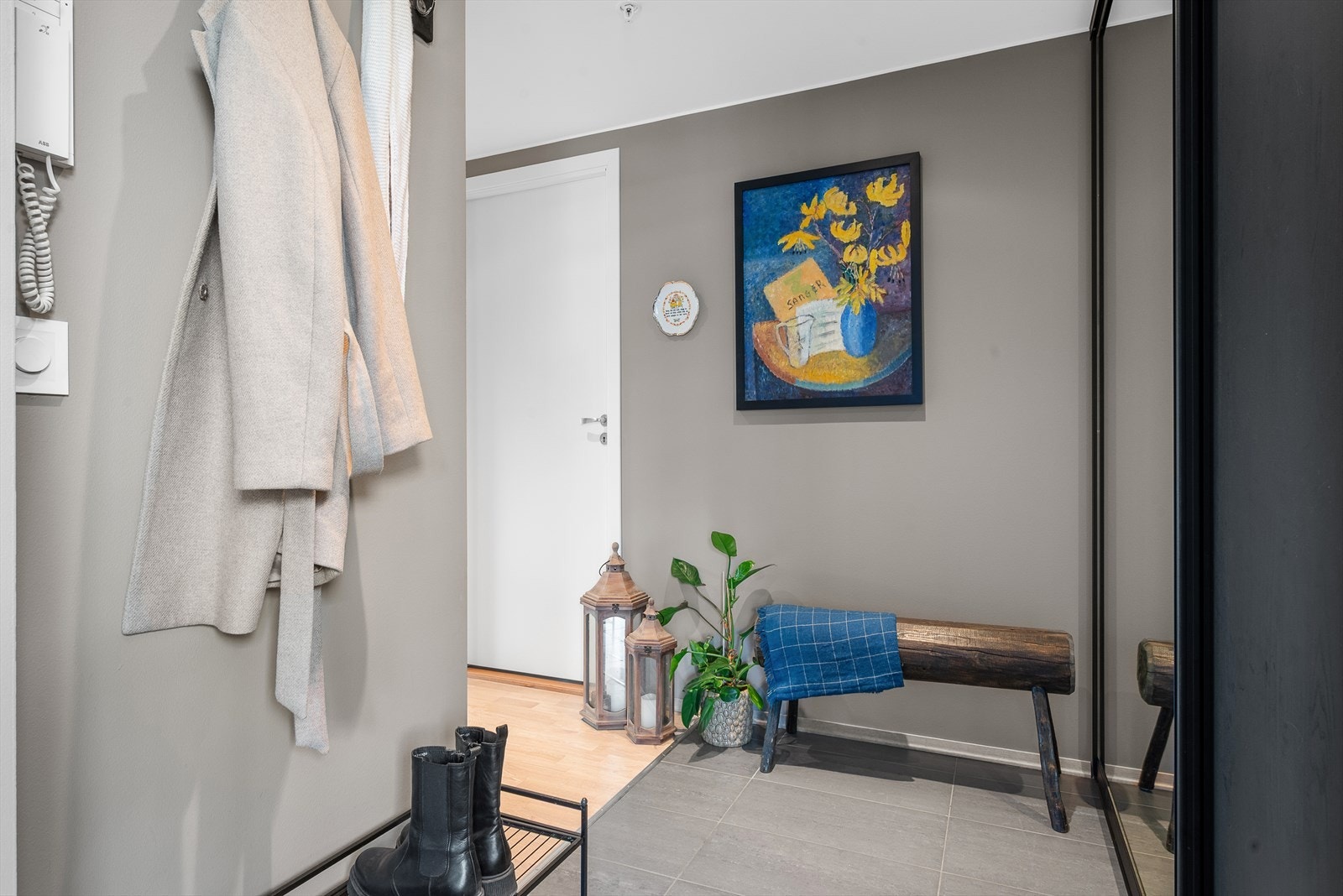 Entrè er flislagt med gulvvarme og innredet med skyvedørsgarderobe. Galleribilde