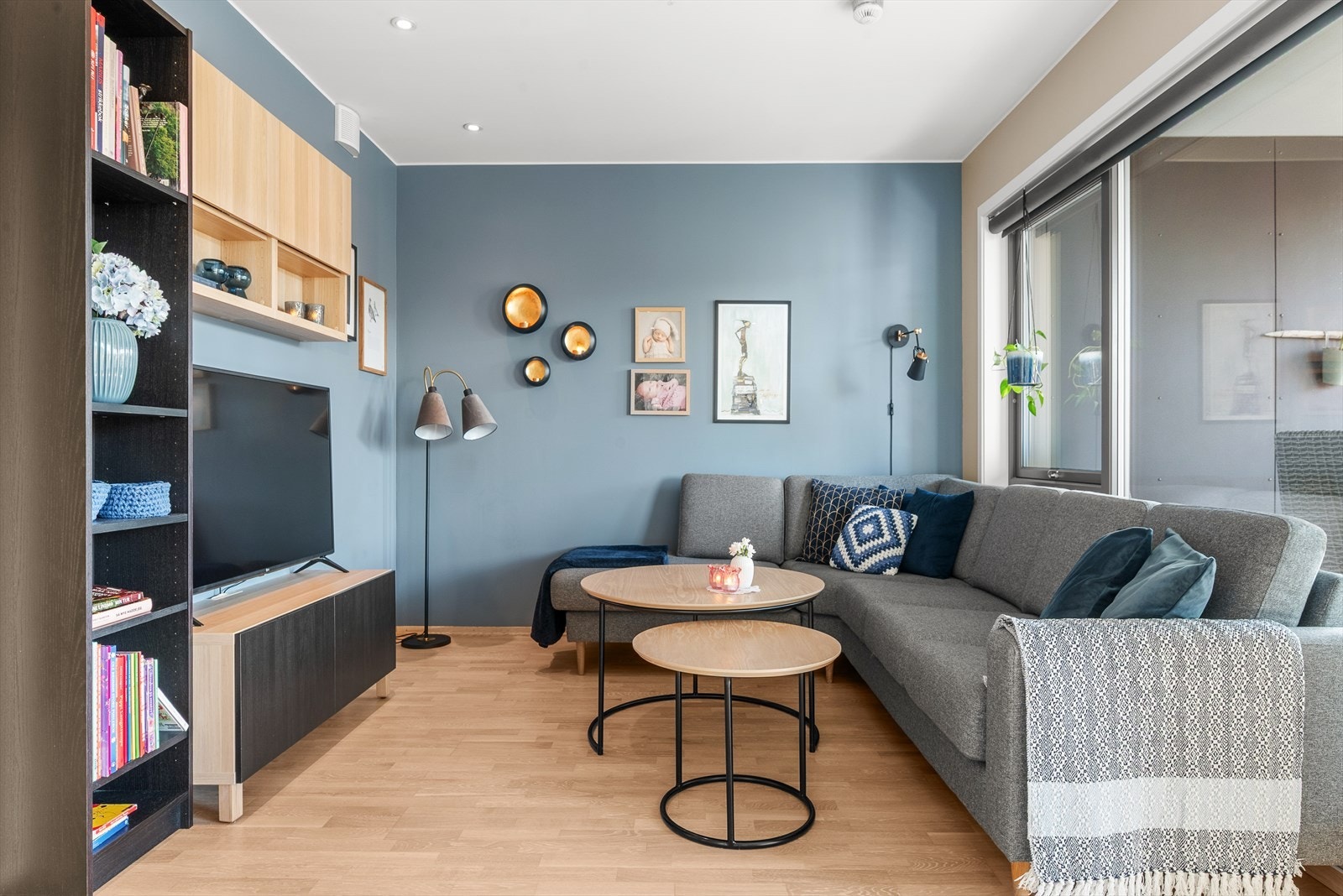 For ekstra dybde i rommet er to vegger malt i en lun, blå farge. Galleribilde