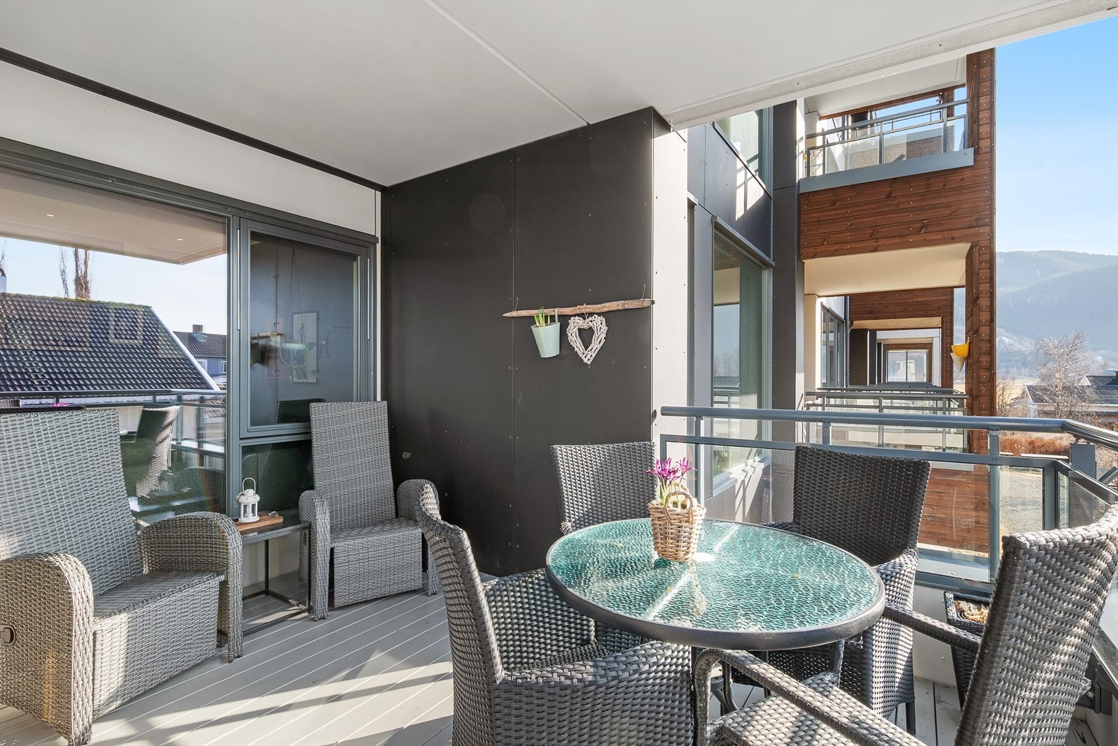 Terrassen kan enkelt møbleres etter behov, og godværsdager kan nytes til det fulle. Galleribilde