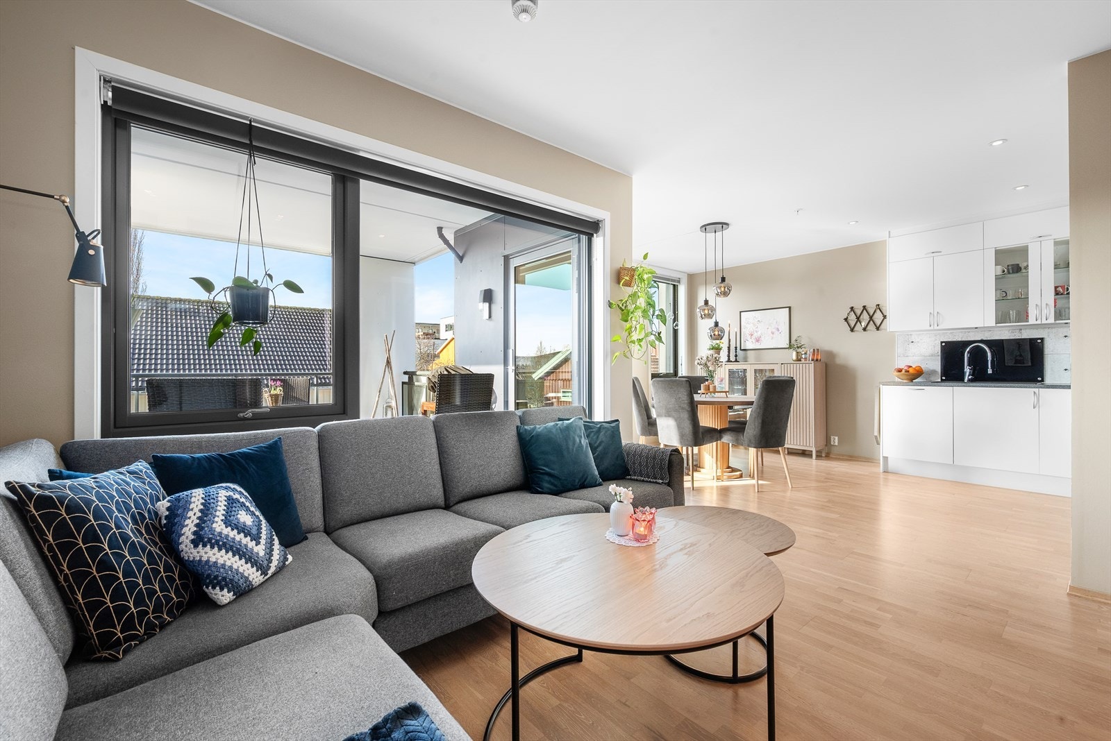 Kjøkkenet har en tidløs innredning hvor det er godt med skap- og benkeplass for god arbeidsflyt. Galleribilde