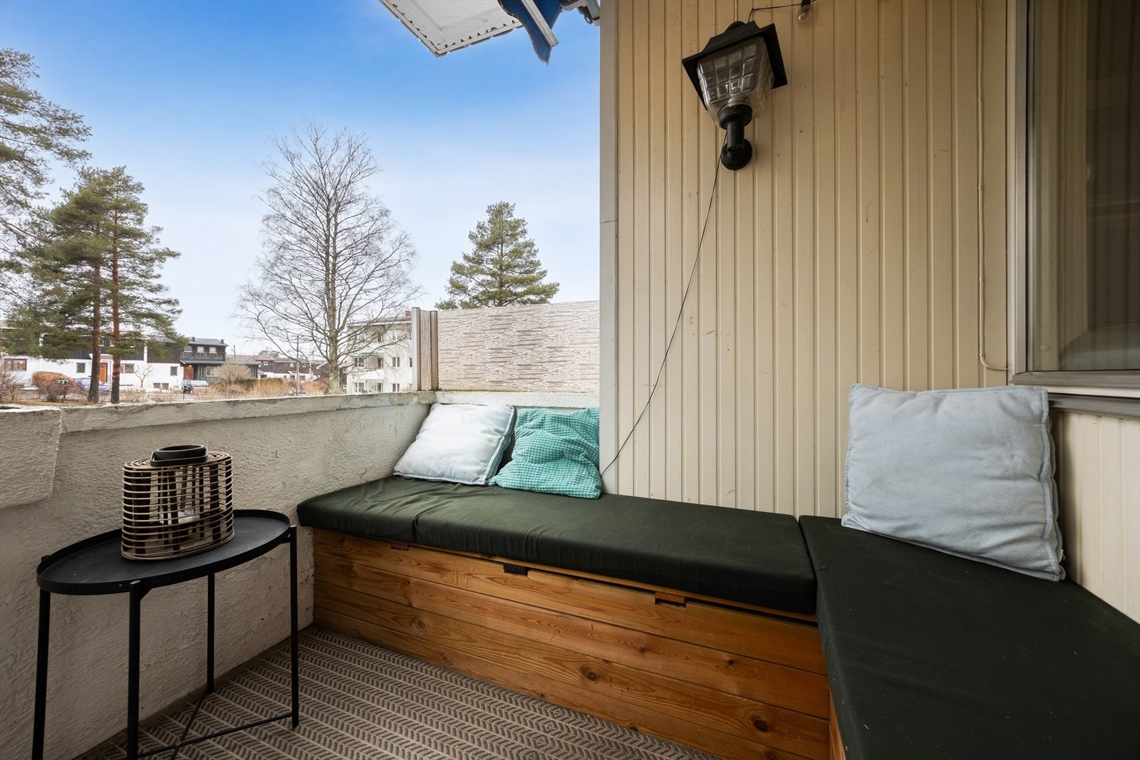 Balkongen er en solid murkonstruksjon med plass til en hyggelig sittegruppe. Galleribilde