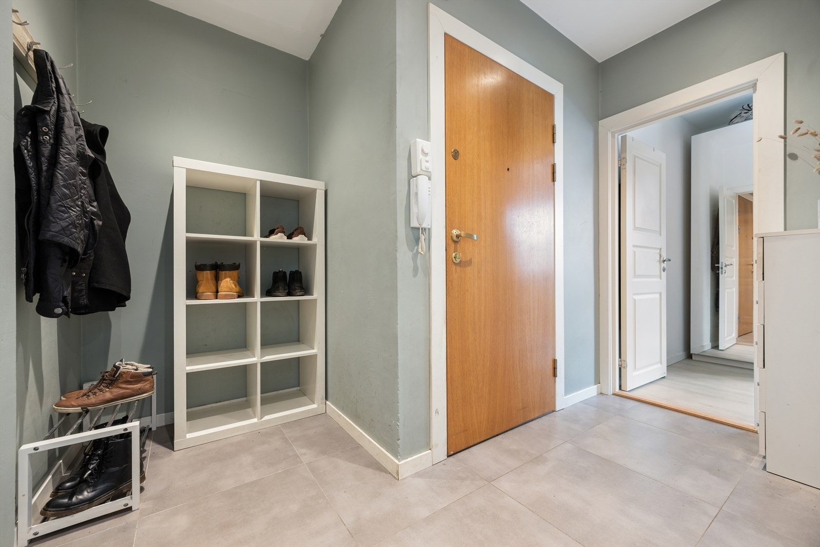 En lyd- og brannklassifisert entredør med kikkehull og sikkerhetslås. Galleribilde