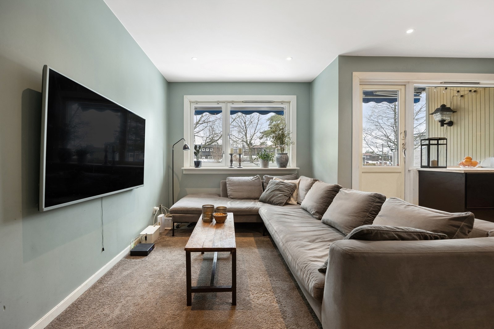 Stuen har god plass til en romslig sofagruppe og er lett å møblere. Galleribilde