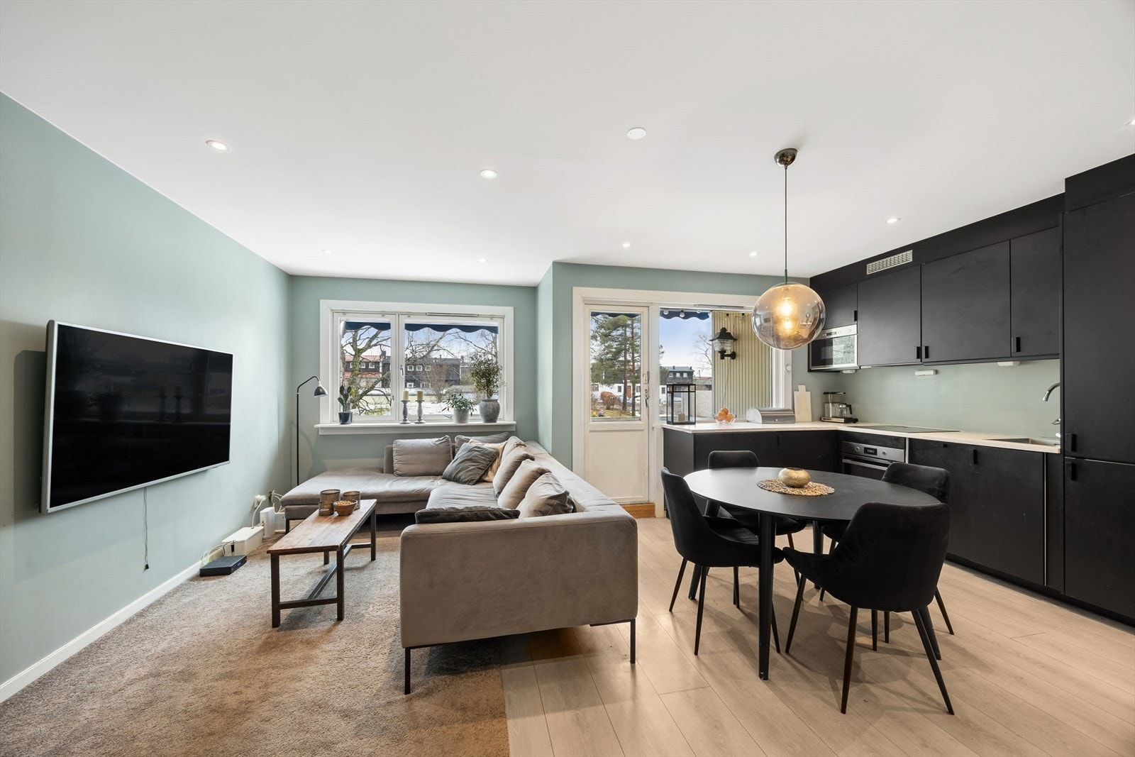 Leiligheten har en åpen og sosial planløsning mellom stue og kjøkken, med downlights i taket. Galleribilde