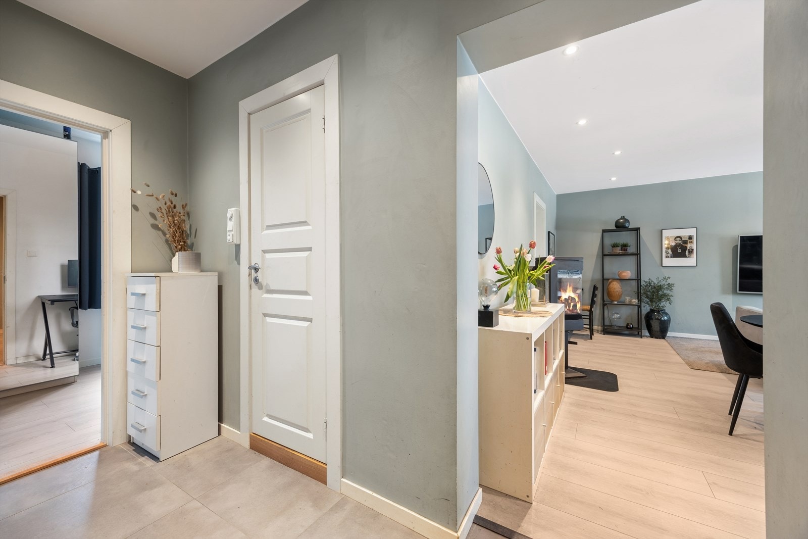 Velkommen inn. Fra entréen åpner leiligheten seg mot stuen og kjøkkenet. Galleribilde