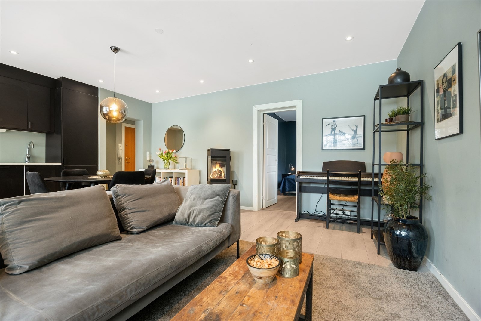 Stuen har brede laminatgulv og en peisovn som gir ekstra varme. Galleribilde