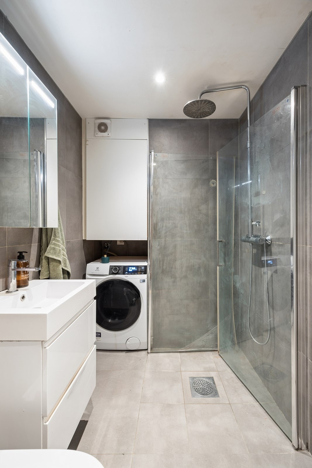 Badet ble pusset opp i 2019 med fliser på gulv og vegger, samt gulvvarme. Galleribilde