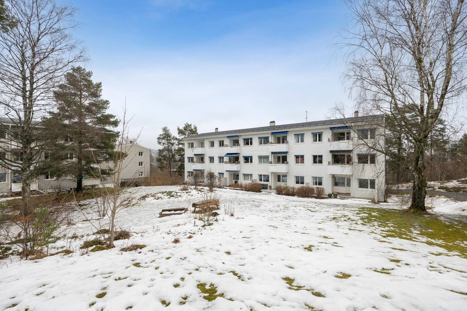 Bygningen fra 1953 har etterisolerte fasader kledd med vedlikeholdsfrie aluminiumsstaver. Galleribilde