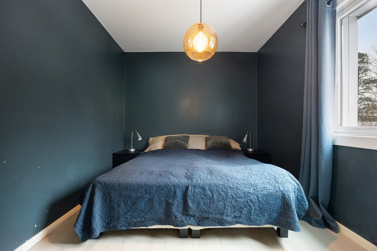 Hovedsoverommet har god plass til dobbeltseng og garderobeløsning. Galleribilde