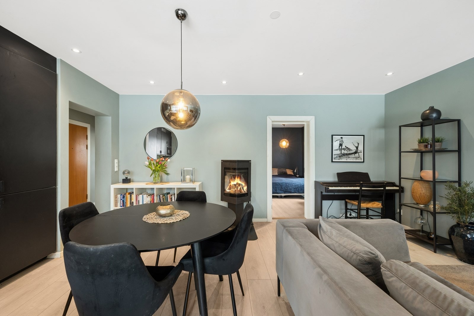 Den åpne løsningen gir en sosial sone med plass til spisebord i tilknytning til kjøkkenet. Galleribilde