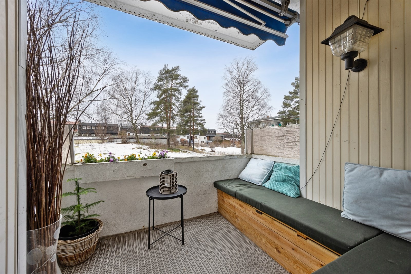 Balkongen er utstyrt med markise for solskjerming og et praktisk utelys. Galleribilde